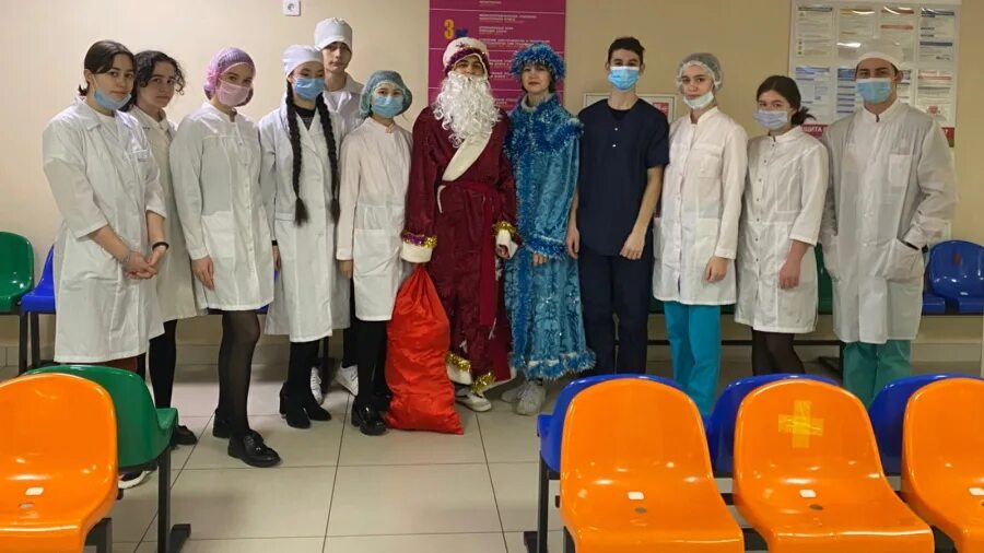 Мәктәп укучылары-медиклар Кыш Бабай һәм Кар Кызы белән бергә КБМҮнең яшь пациентларын котлады