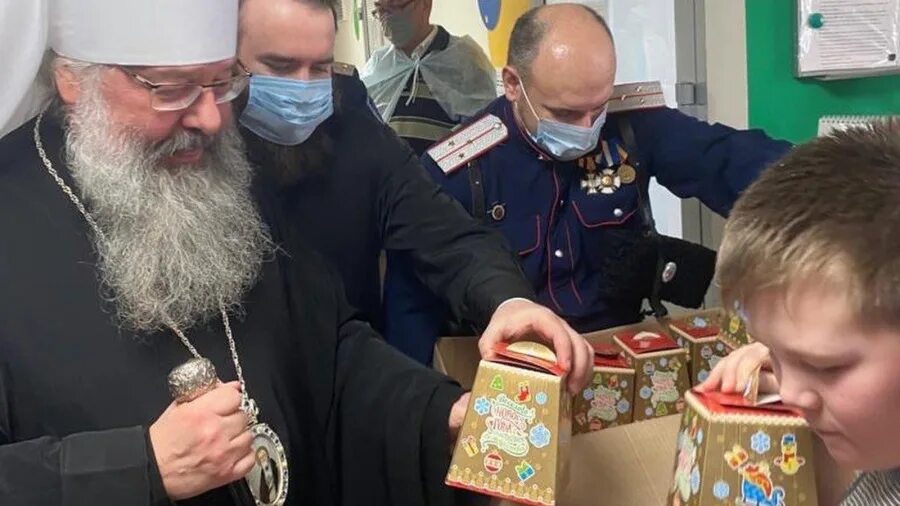Казан һәм Татарстан митрополиты Кирилл Кама балалар медицина үзәгенә килеп китте